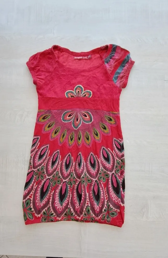 Robe Desigual - taille 5/6 ans - rose fushia - serrée aux extrémités - casual