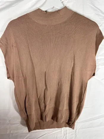 Haut élégant YesStyle – Marron intemporel pour un look raffiné et moderne