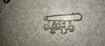 Broche avec perles et petites filles