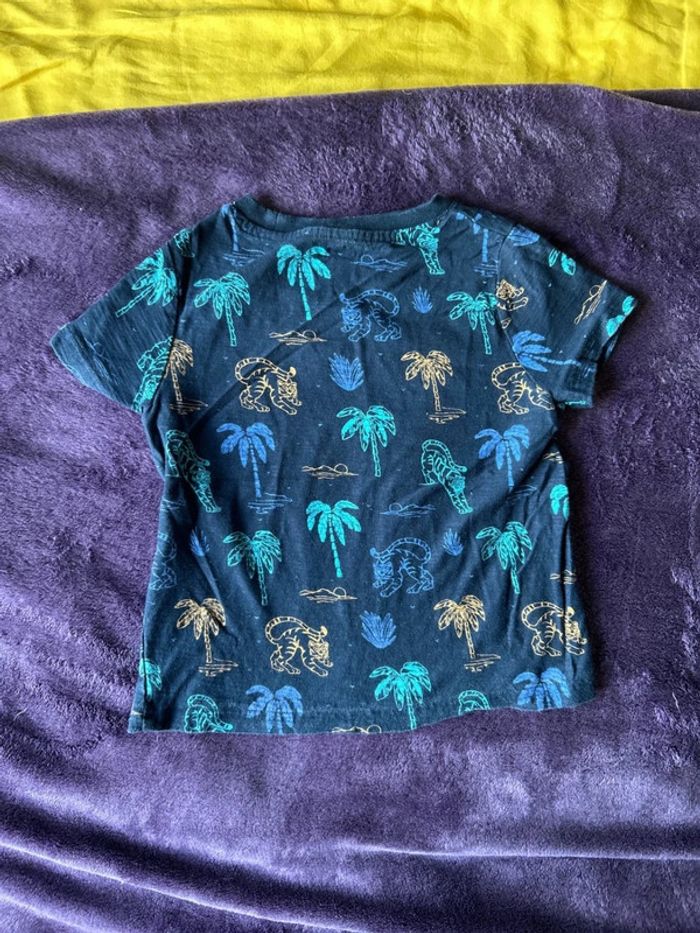 T-shirt manches courtes garcon en coton bleu foncé motifs palmiers et tigres Kiabi  taille 3ans - photo numéro 3