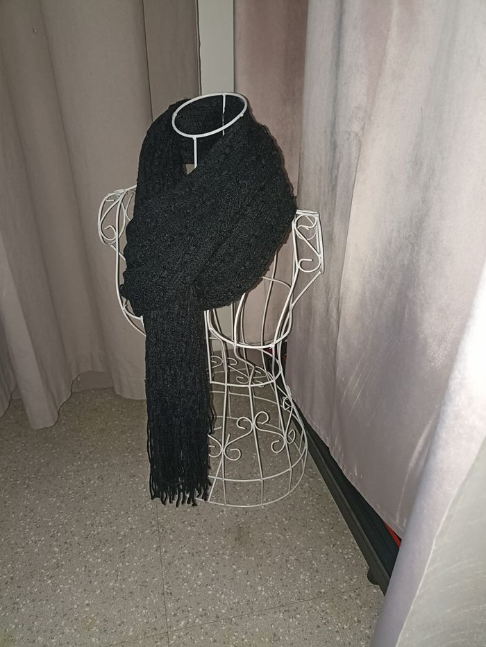 Écharpe Noire Élégante - Le Détail Chic pour Vos Tenues ! - photo numéro 2