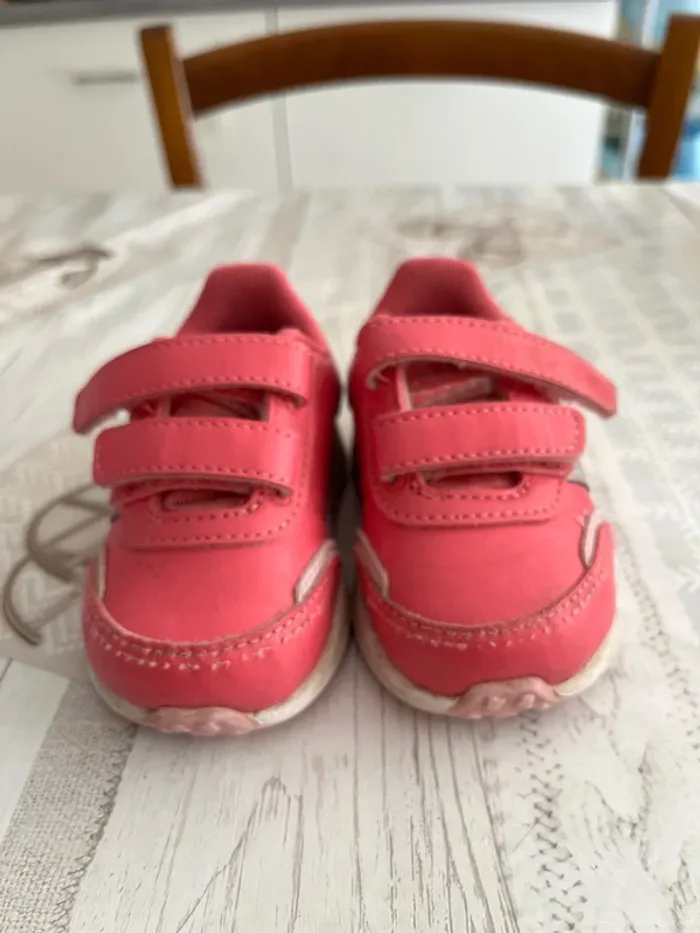 Adorables baskets roses bébé – Pratiques et confortables !