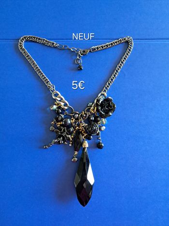 Collier fantaisie NEUF avec pendentif pour femme