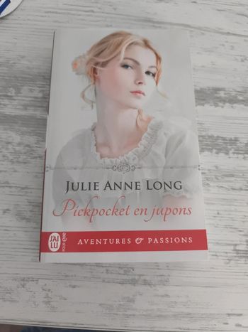 Pickpocket en jupon. Julie ann Long