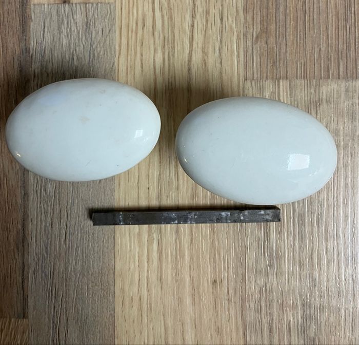 Ancienne poignée de porte en céramique blanche - photo numéro 4
