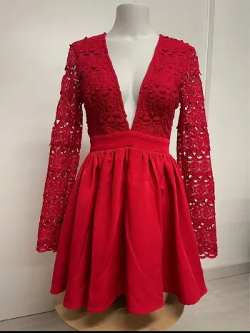 Robe rouge cuorte et décolté