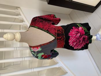 T Shirt Desigual noir à manches bouffantes avec fleurs brodées