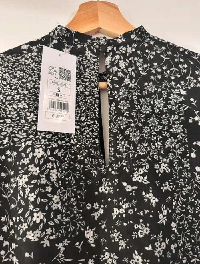 Robe Bizzbee noire fluide à fleurs blanches – neuve – T36/S - photo numéro 4