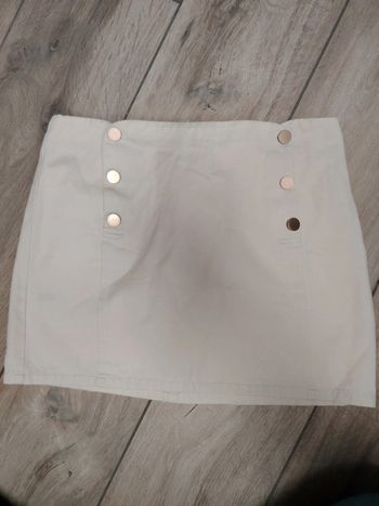 Mini jupe crème à bouton