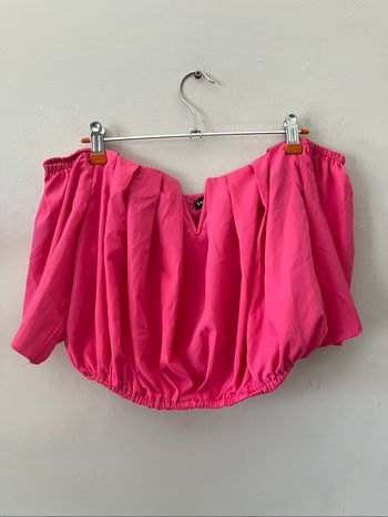 Blouse courte d’été épaules dénudées col V rose