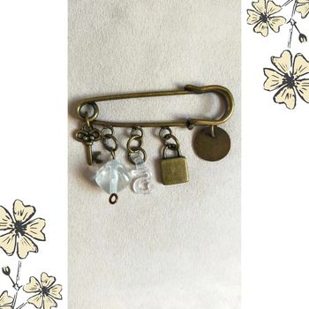 Broche vintage style porte-bonheur – Métal bronze vieilli