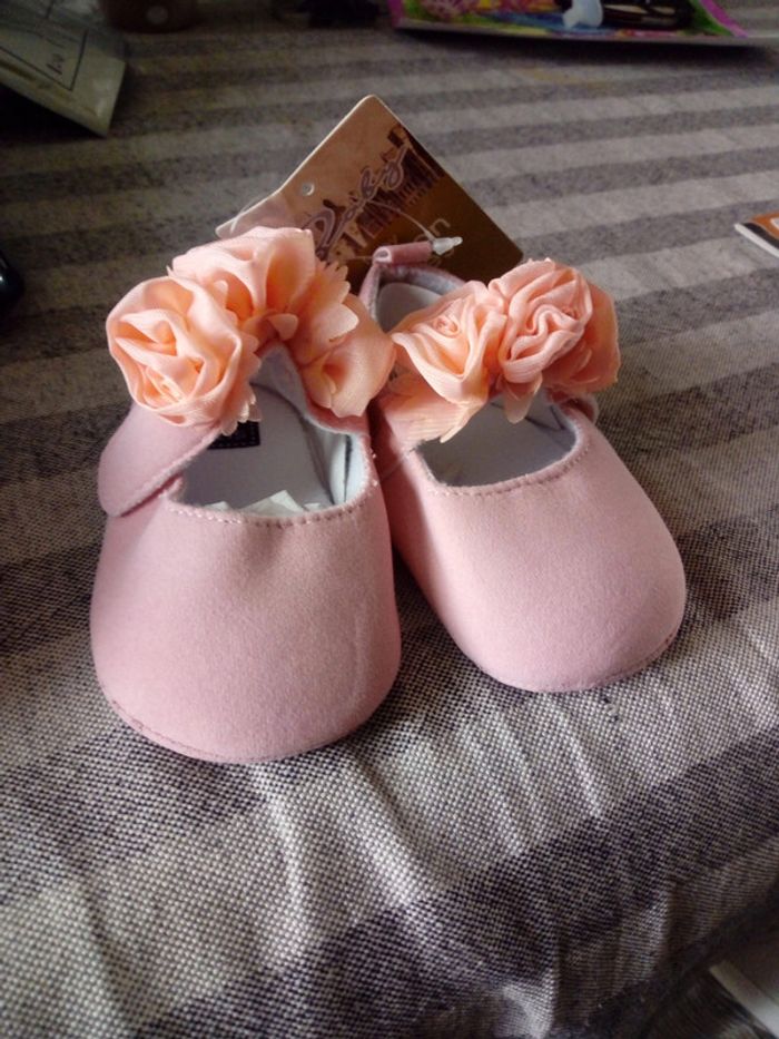 Chaussures bebes neuves avec etiquettes
