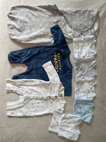 Lot pyjamas et bodies Taille.0