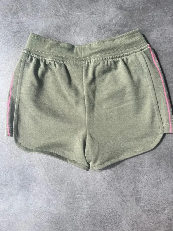 Lot 2 short kaki et Gris 5ans - photo numéro 6