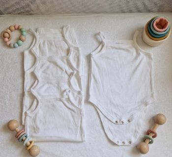 lot de 5 bodies blancs à fines bretelles de la marque Primark