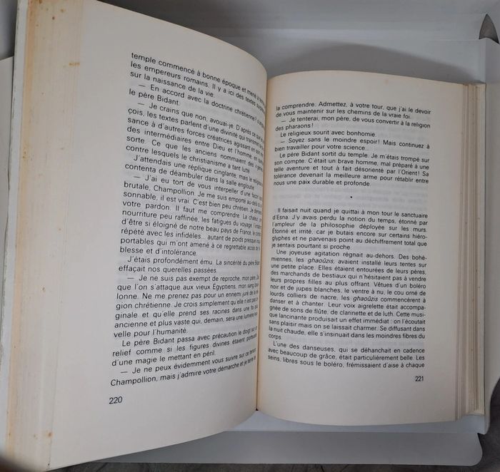 "Champollion l'égyptien", de Christian Jacq.
France loisirs.
404 pages. 
ISBN : 2.7242.3496.0 - photo numéro 4