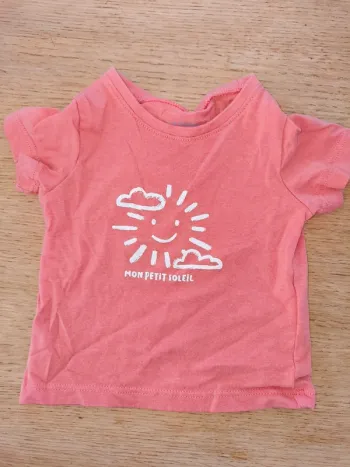 T-shirt fille neuf sans étiquette 3 mois