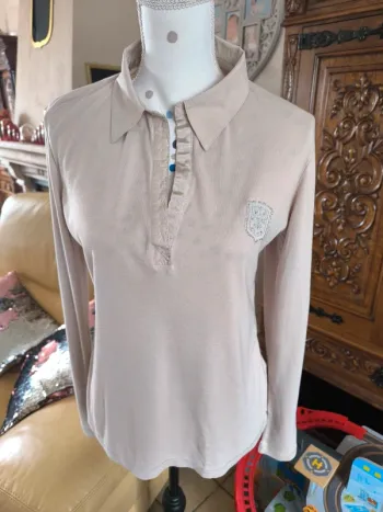Joli haut beige clair avec broderies et perles