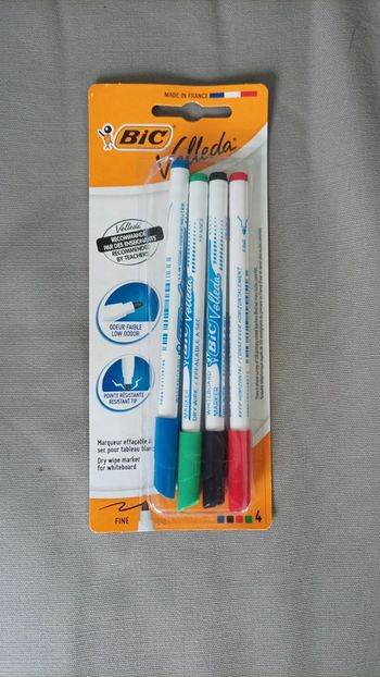 4 feutres effaçables pour ardoise blanche neufs