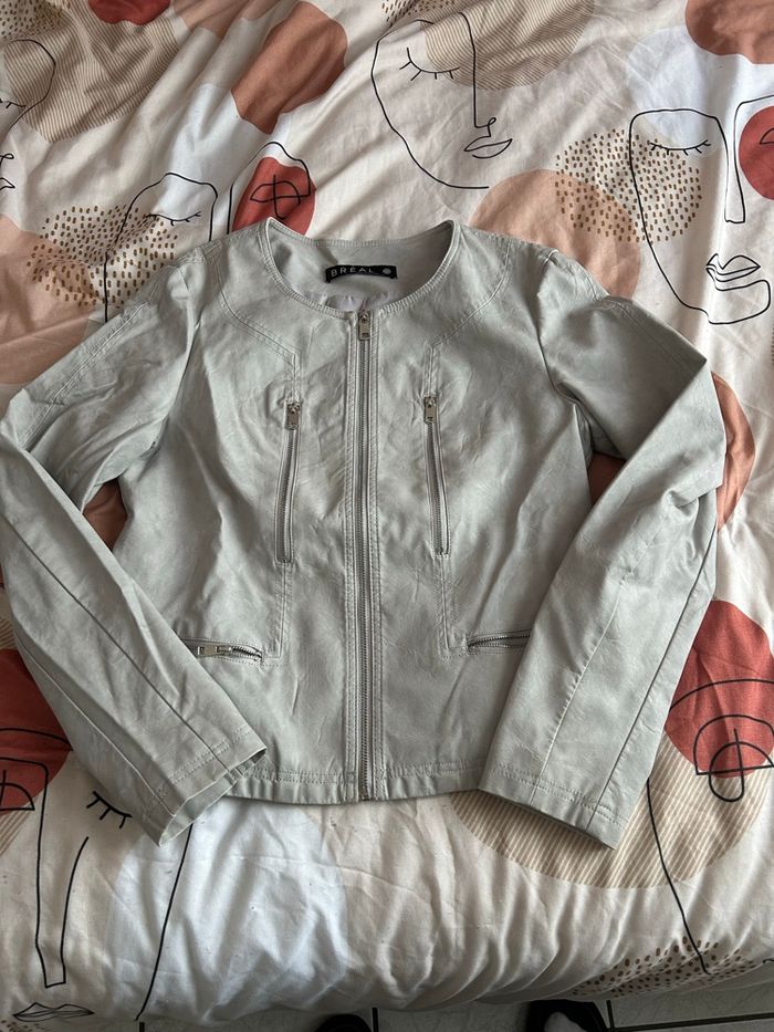 Veste en similicuir grise taille 40