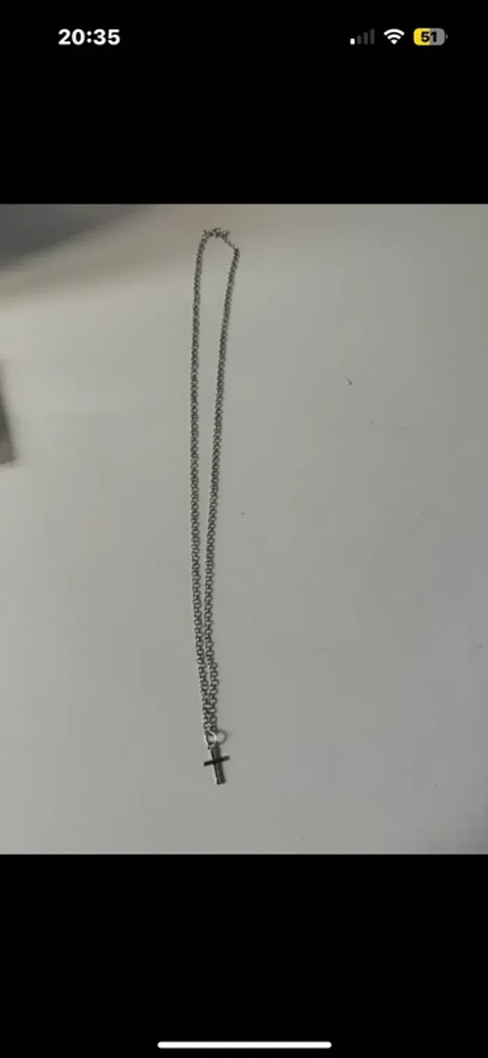Chaîne couleur argent avec croix - photo numéro 2