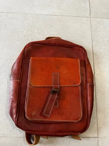 Sac à dos marron vintage, bon état mais il y a des marques d'usures , 29x37cm