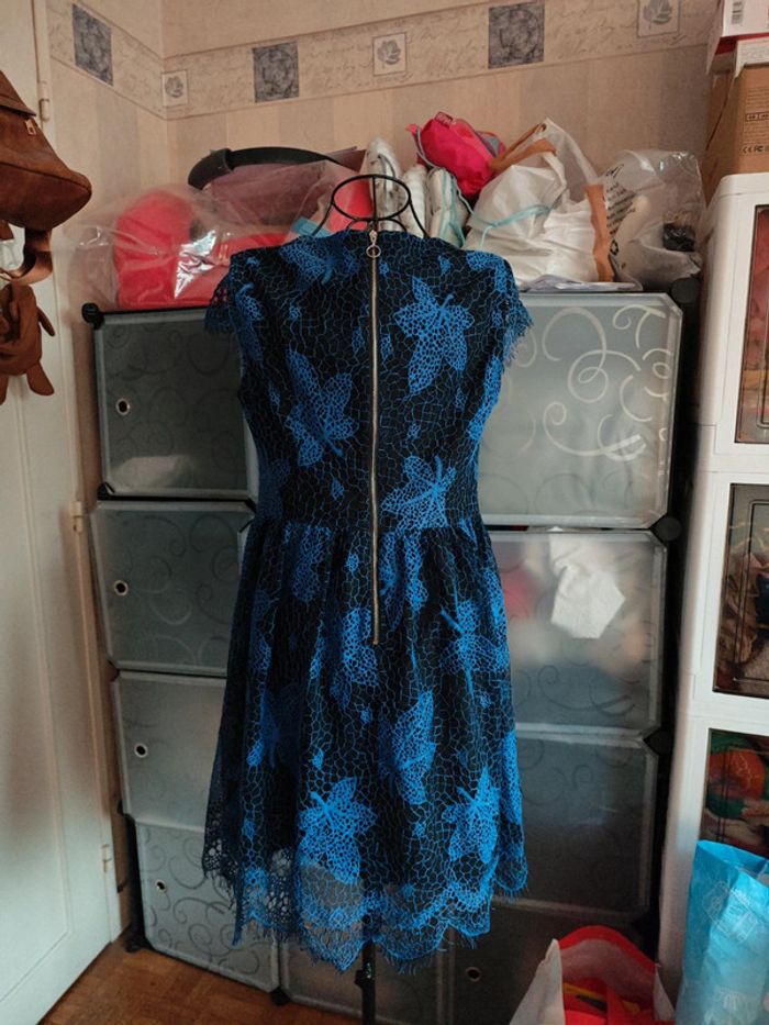 Robe en dentelle bleue royale noire - photo numéro 3