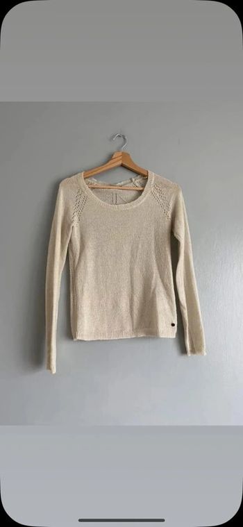 Pull fin avec un décolleté en rond, de couleur beige.