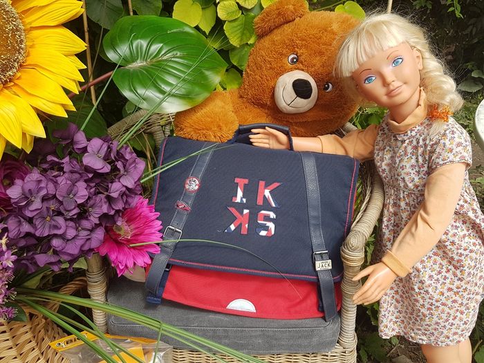 Cartable IKKS thème anglais + trousses british Freegun et écossais ou cuir + Big Pack Bic + ciseaux - photo numéro 2