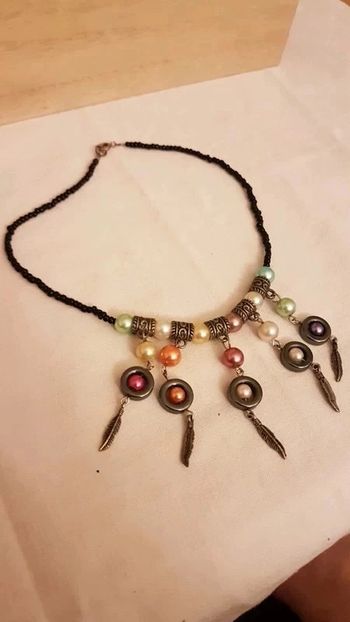 Collier de perles et plumes
