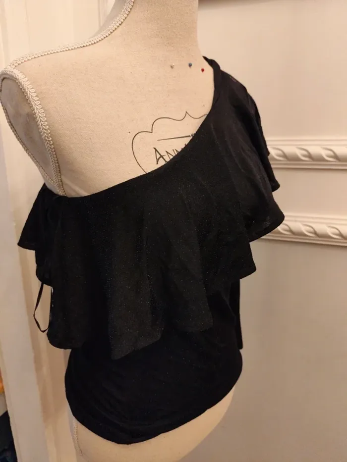 Top noir Camaïeu décolleté asymétrique à volants neuf S - photo numéro 2