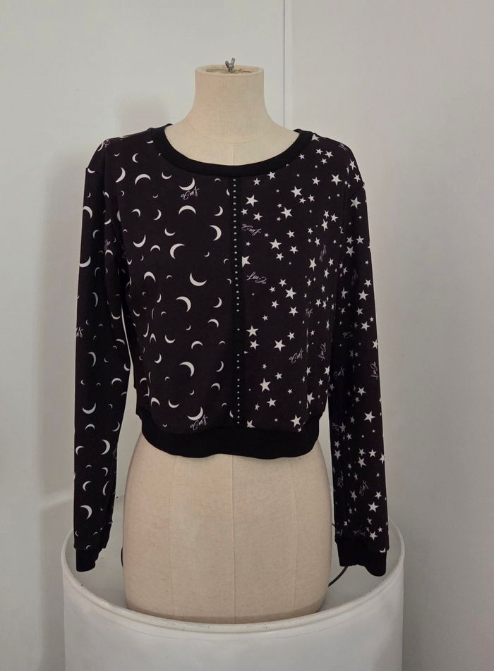 Sweat court LIU JO Made in Italy – imprimé lune & étoiles – détails cloutés – T. XS – très bon état