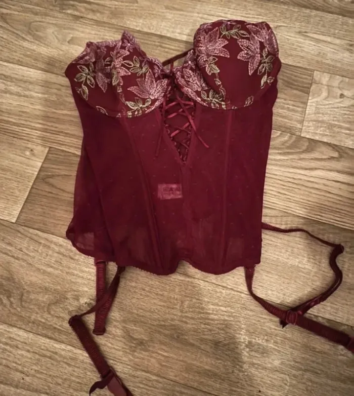 Guêpière porte jarretelle Etam bordeaux sexy