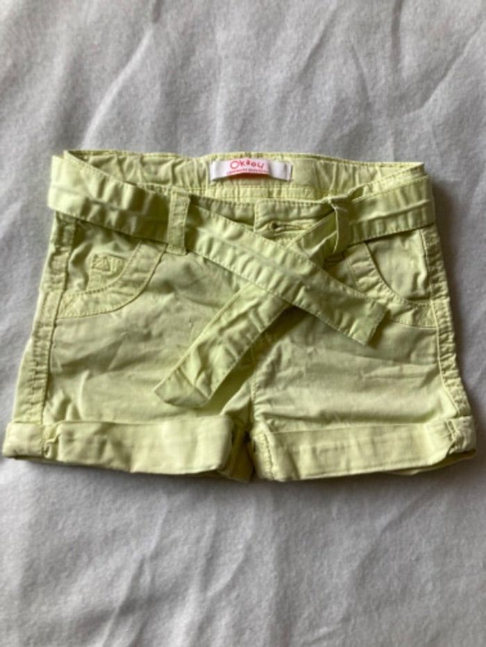 short fille vert
