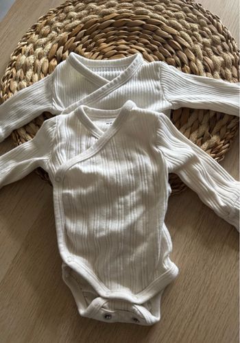 Lot 2 bodies kiabi 1 mois beigne crème 56 cm