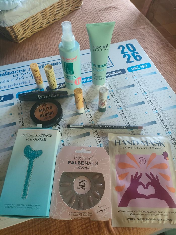 Lot de produits de beauté, maquillage