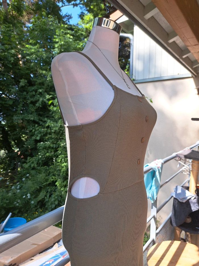 Robe dénudée - photo numéro 2