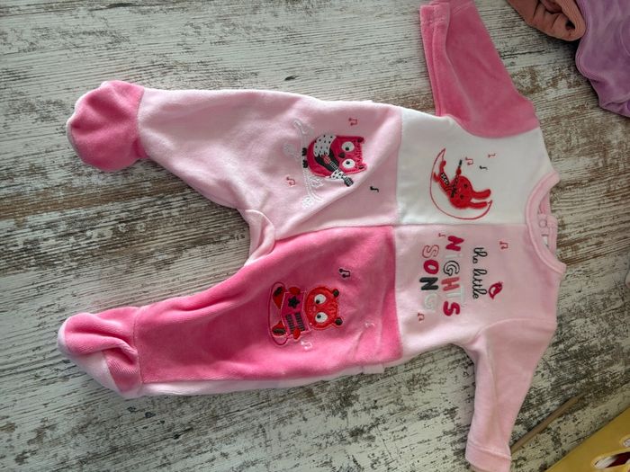 Lot pyjamas  1 mois  fille - photo numéro 7