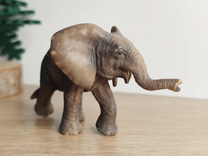 Figurine éléphanteau Animal d'Afrique Schleich