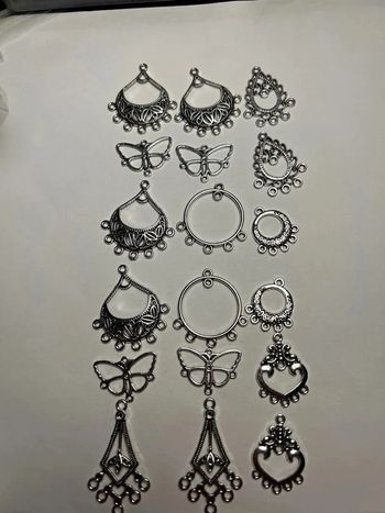 A546, 18 breloques intermédiaires en métal argenté soit 9 paires