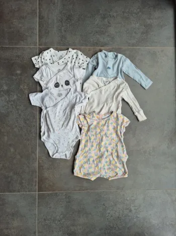 Lot de bodies 9 mois + 1 barboteuse