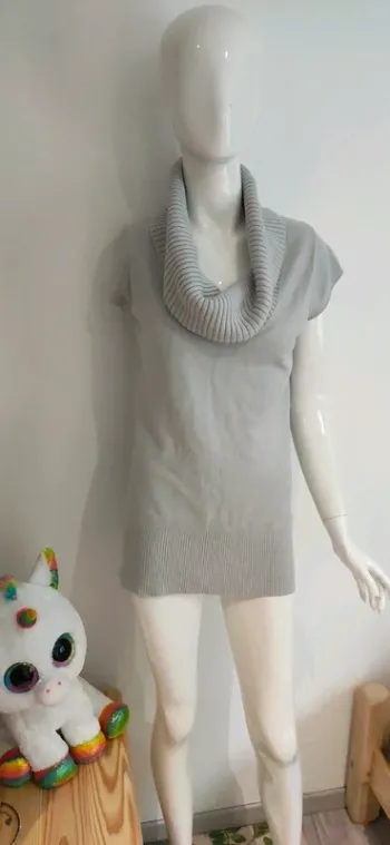 Petit pull gris perle a col large, camaïeu