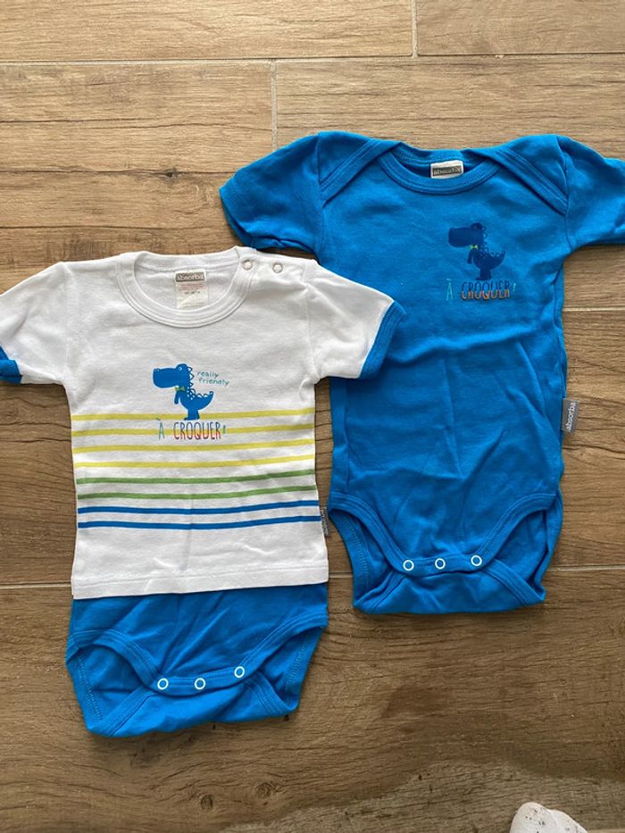 2 body absorba 6 mois neuf lavé jamais porté