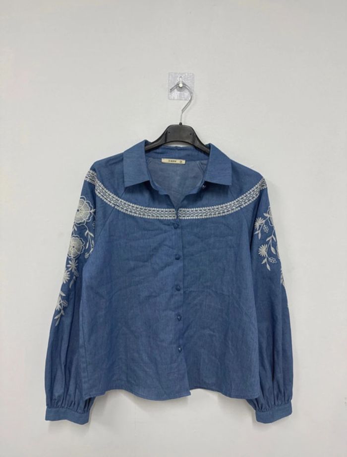 chemise bleu jean brodé blanc