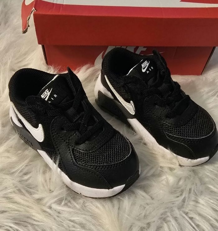 (Mise une fois ) 🤩🥰😍Superbes Baskets NIKE  AIR MAX pointure 23.5 (lacets élastiques)😍🤩💙🥰
