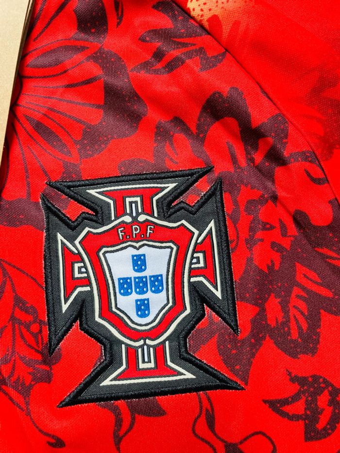 Maillot concept foot Portugal rouge fleurs taille S - photo numéro 7