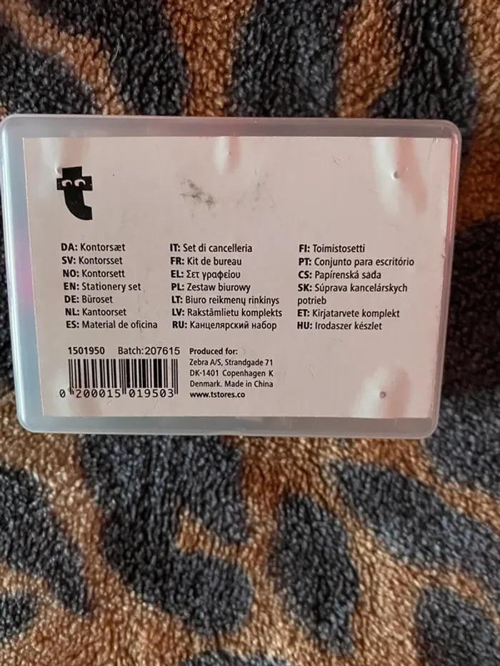 Boîte gomme  ciseau ect tout  pratique - photo numéro 2