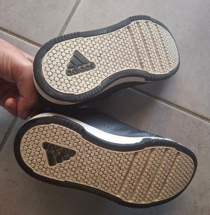 Baskets Adidas noires et blanches - photo numéro 3