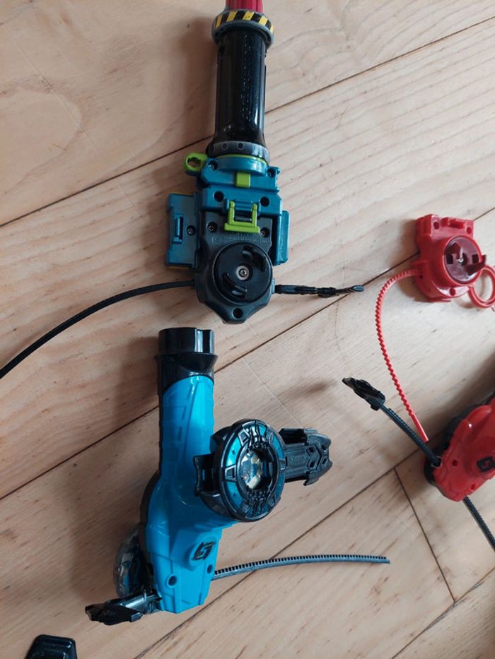 Lot de toupies beyblade et battre strikers avec arène et lanceurs - photo numéro 5