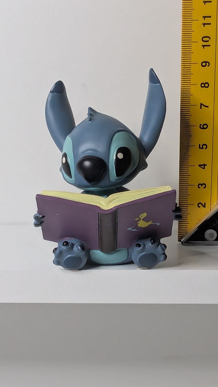 [Enesco] Figurine Stitch avec un livre